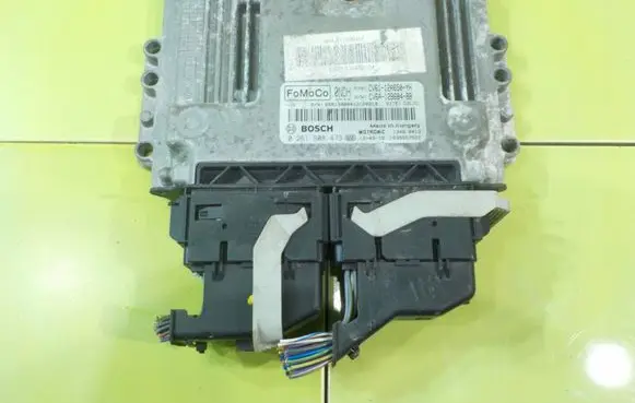 Ford Focus Engine control unit/module CV6112A650YH 18AB13