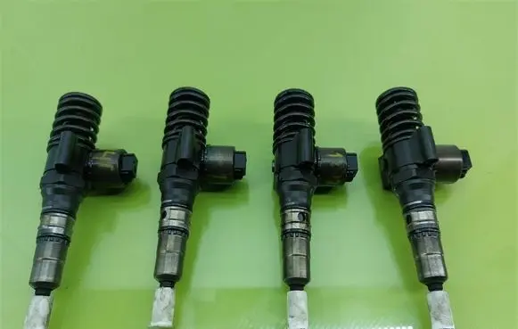 Volkswagen Touran I Fuel injectors set 03G130073B