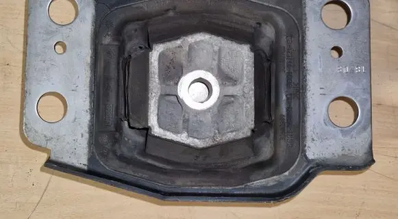 Volvo V70 Engine mount bracket 30680700 30680699