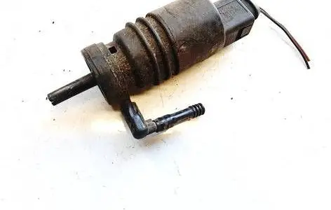 Volkswagen PASSAT B5 Windscreen/windshield washer pump 1j0973722