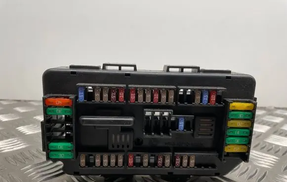 BMW 3 F30 F35 F31 Fuse module 9389068