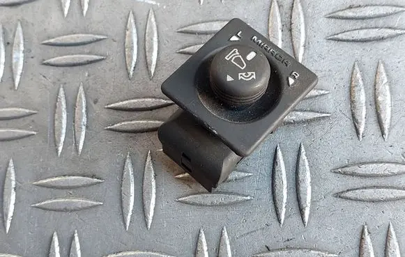 Land Rover Freelander Wing mirror switch YUH100270