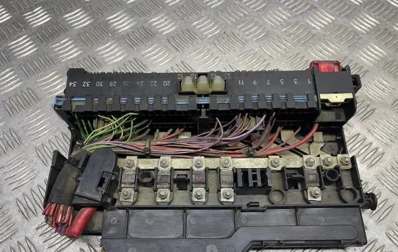 BMW 5 E60 E61 Fuse module 18500000000 90107081 MR20010907