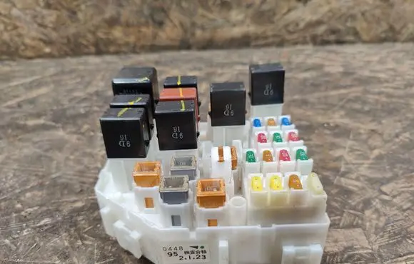 Toyota RAV 4 (XA20) Fuse module 0448