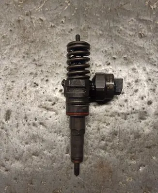 Volkswagen PASSAT B5.5 Fuel injector 038130073J