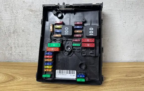 Volkswagen Golf VI Fuse box set 1K0937125D
