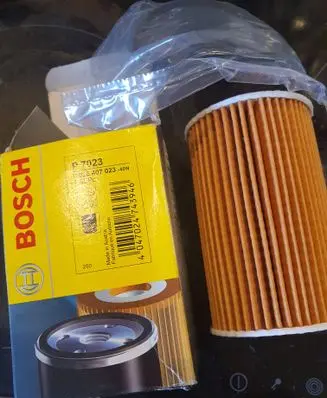 Volkswagen Touran II Oil filter cover P7023 047024743946 F026407023