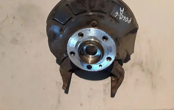 Volkswagen Polo V 6R Front wheel hub