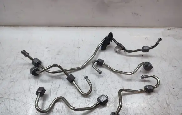 Nissan Qashqai+2 Fuel line pipe