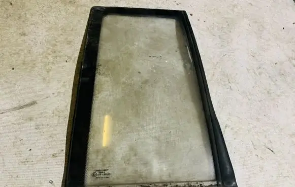 Opel Omega A Rear vent window glass 