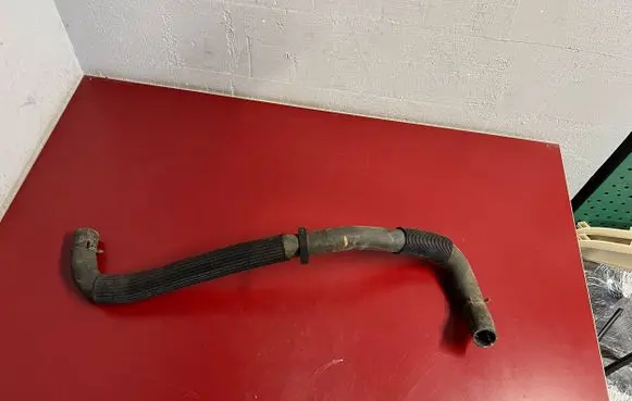 Chrysler Town & Country V Engine coolant pipe/hose