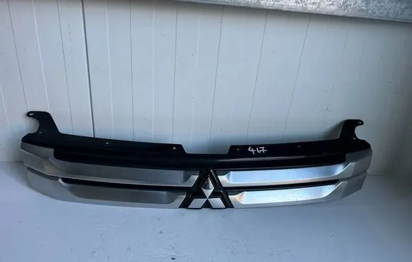 Mitsubishi Outlander Front bumper upper radiator grill 
