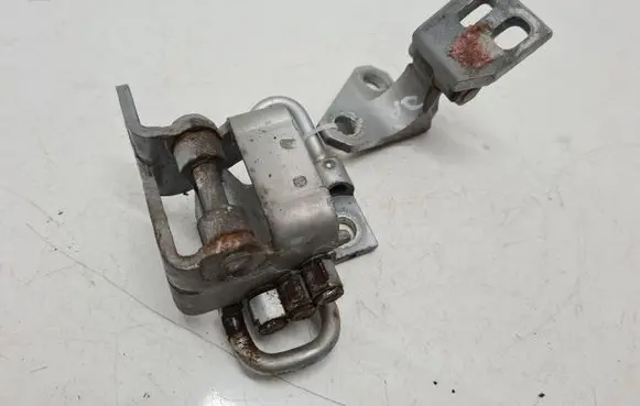 Volkswagen Golf V Front door hinge set 1K0831412