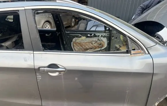 Nissan Qashqai Front door