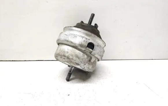 Volkswagen PASSAT B5.5 Engine mount bracket