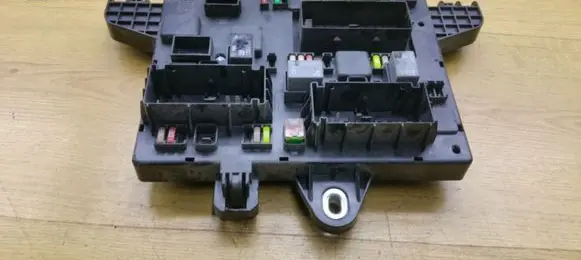 Opel Astra J Fuse module 13302301