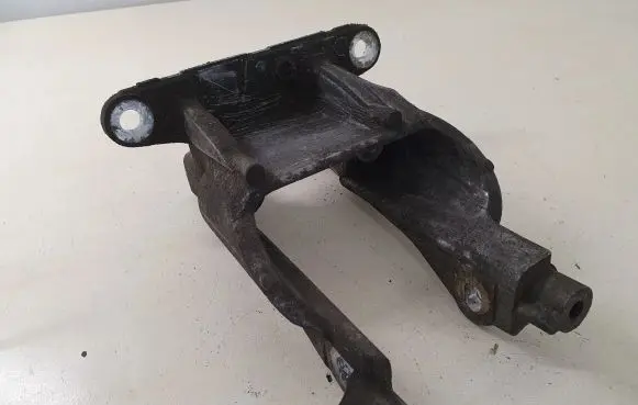 Subaru Outback (BS) Engine mounting bracket