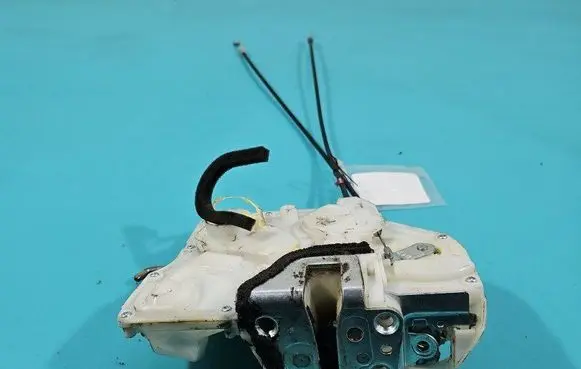 Suzuki Swift I Front door lock IMPRK1510309