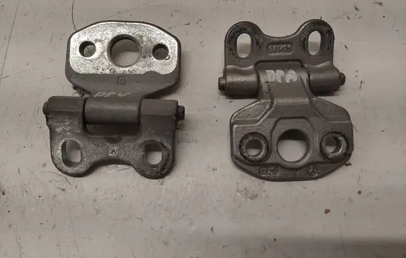 Mercedes-Benz E W210 Front door upper hinge 98M09