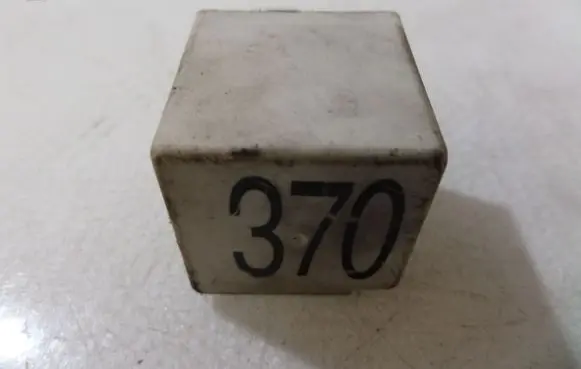 Volkswagen PASSAT B5.5 Other relay 8D0951253 370