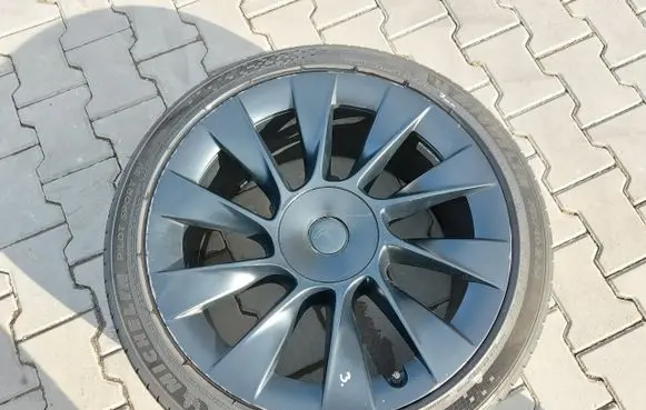 Tesla Model Y R15 summer tire 