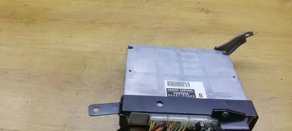 Toyota Avensis T250 Engine control unit/module 8966105A40