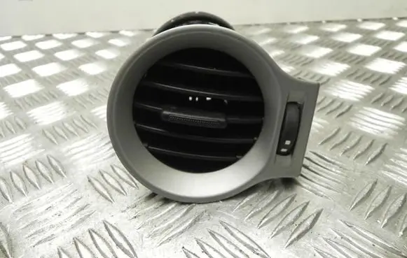 Rear air vent grill