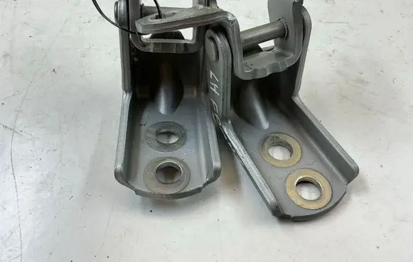 Nissan Leaf I (ZE0) Front door hinge set 82421AG000