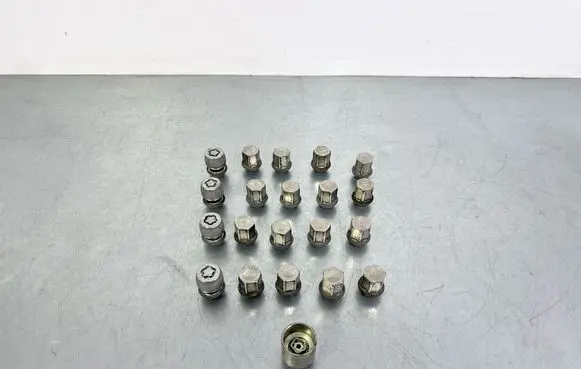 Jaguar F-Pace Anti-theft wheel nuts and lock 