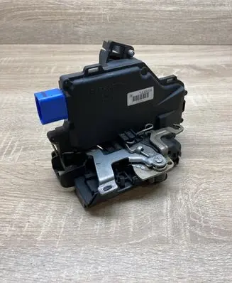 Volkswagen Touran I Rear door lock 7L0839015