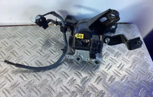 Lexus CT 200H Engine mount bracket