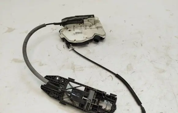Skoda Fabia Mk2 (5J) Front door lock 5N1837016C