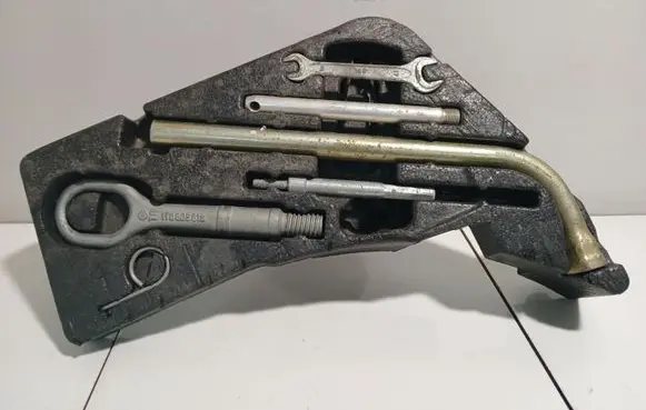Audi Q7 4L Tool set 4L0012113C