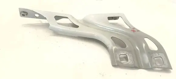 Audi Q3 8U Fender mounting bracket 8U0821135