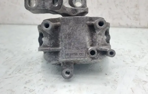 Volkswagen PASSAT B6 Engine mount bracket 1K0199262CE