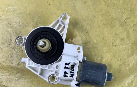Mercedes-Benz C W204 Front door window regulator motor A2048200242