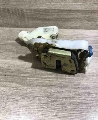 Nissan X-Trail T30 Front door lock 80553AA210 89A927