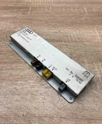 Audi A4 S4 B6 8E 8H Aerial antenna amplifier 8E9035225P
