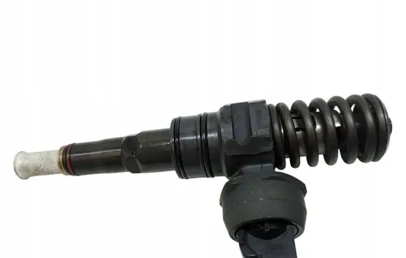 Volkswagen Golf V Fuel injector 038130073AG