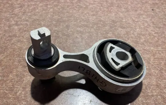 Maserati Ghibli Engine mount bracket 06700042970