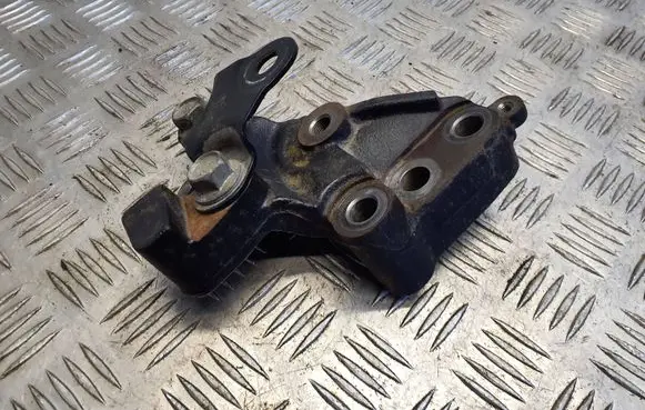 Honda CR-V Engine mounting bracket