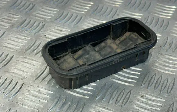 Mercedes-Benz Sprinter W901 W902 W903 W904 Quarter panel pressure vent A9018300042