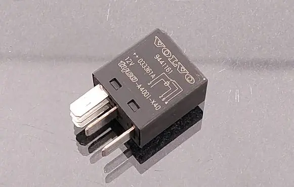 Volvo V70 Hazard warning light relay 9441161