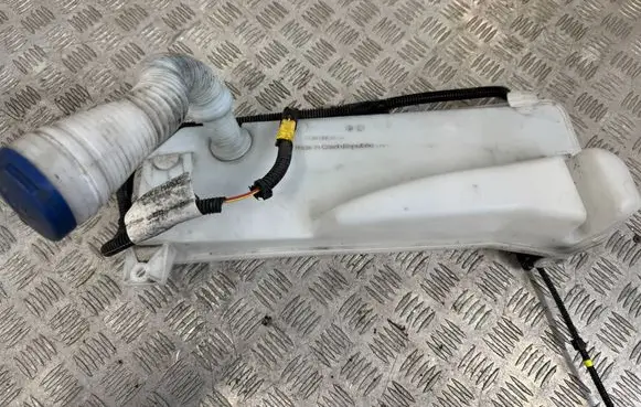 Windshield washer fluid reservoir/tank