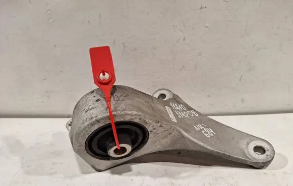 Engine mount vacuum valve