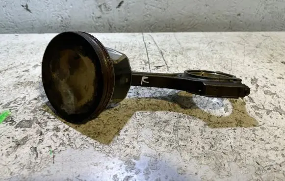 Dodge Challenger Piston with connecting rod