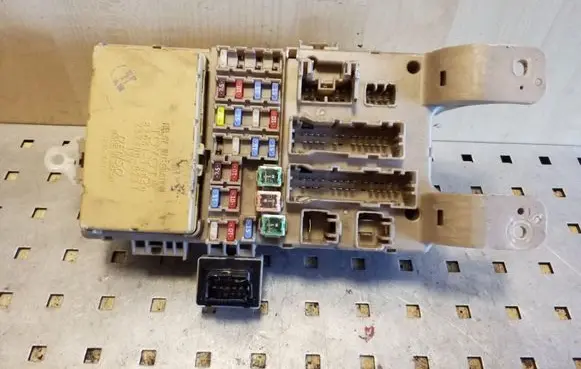 Toyota Corolla E120 E130 Fuse module 8264113040 2323000231
