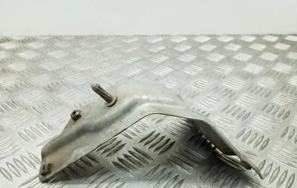 Volkswagen Eos Fender mounting bracket 1Q0821135