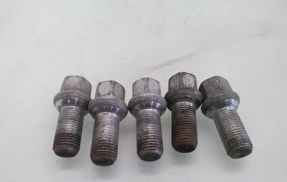 Volkswagen PASSAT B5 Nuts/bolts 