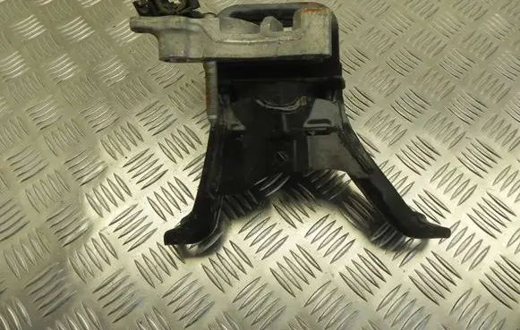 Toyota C-HR I Engine mount bracket F028